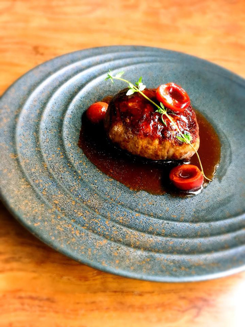 鹿肉のハンバーグ さくらんぼの赤ワインソース